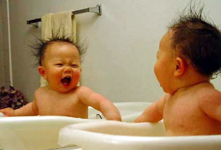 面白画像 鏡を見て驚く赤ちゃん 爆笑 爆笑 衝撃 超面白画像まとめ 奇跡 感動 日本最大級の面白 おもしろ 画像紹介サイト リツイート シェア いいね 大歓迎